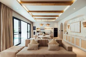 C4 Estate, Mediterranean-style home in Canggu, 6-min drive to beach