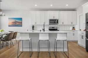 Bright & Spacious 3 Beds Luxury Home in SE Calgary