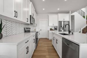 Bright & Spacious 3 Beds Luxury Home in SE Calgary