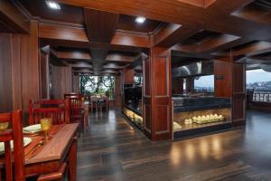 The West Gate Posada By Summit