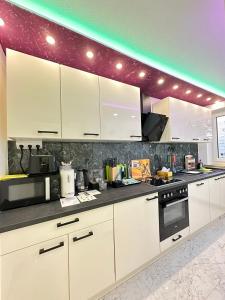 Modern Apartments Neuburg P - TOP - 2 Zimmer, Komfort, Balkon, Wi-Fi, Smart TV, Große Dusche, Küche