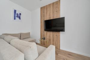 Stylish Apartment in Prestige Riverside Location Księcia Witolda by Renters