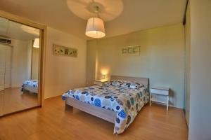 Appartements Appartement Le 16, 2 chambres, tout confort, avec terrain : photos des chambres