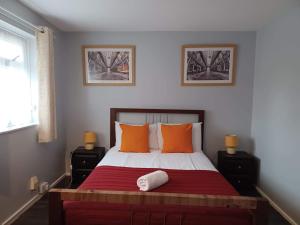 Poynters House - Huku Kwetu Luton & Dunstable - Spacious 2 Bedroom House-Private garden and parking