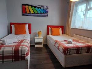 Poynters House - Huku Kwetu Luton & Dunstable - Spacious 2 Bedroom House-Private garden and parking