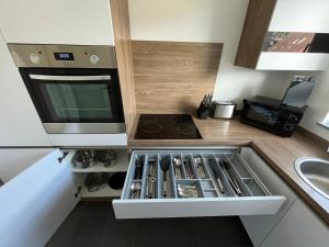 Premium Apartment 75qm 3 Zimmer Küche, Balkon, Smart TV, WiFi