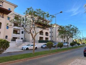 Gardens Pool by FHR Golf, piscina e parking