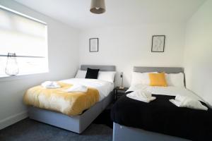 2 BDR Apt By Caledonia Luxe Stays Short Lets & Serviced Accommodation Airdrie