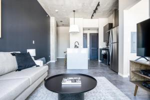 W Loop 1BR w Pool Gym nr Restaurant Row CHI-294