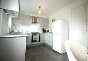 2 Bedroom House - Beautifully Decorated & Furnished - Parking - Large Garden