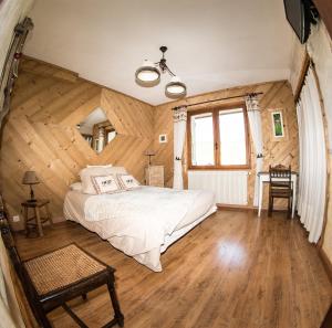 B&B / Chambres d'hotes B&B Chalet La Providence : Chambre Double - Vue sur Montagne