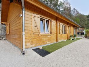 Maisons de vacances Holiday Home in Le Cheylard with Fireplace : photos des chambres