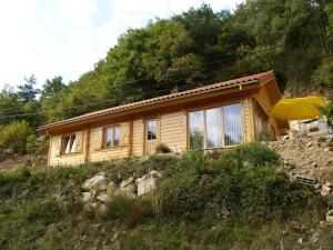 Maisons de vacances Holiday Home in Le Cheylard with Fireplace : photos des chambres