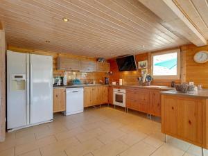 Maisons de vacances Holiday Home in Le Cheylard with Fireplace : photos des chambres