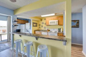 Bright Destin Condo with Community Pool!