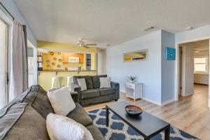 Bright Destin Condo with Community Pool!