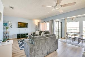 Bright Destin Condo with Community Pool!