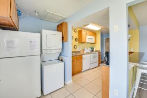 Bright Destin Condo with Community Pool!