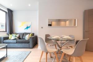 Stunning Apartments - Free Parking and WiFi Included!