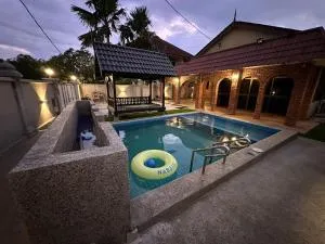 Mawar 23 Chendering with Private Pool - Kampong Kuala Ibai