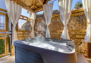 Moonshiners Hideout Hot Tub Game Room Pool