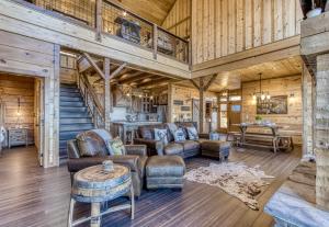 Moonshiners Hideout Hot Tub Game Room Pool