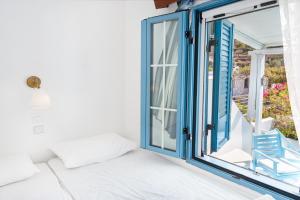 Beachfront Lampis Dolphin 3