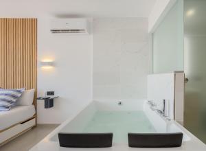 Ephemeral Holidays P.5 - Hidromasaje