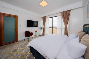 Zen 3BR Suite near Airport SGR w Pool Gym Restaurant