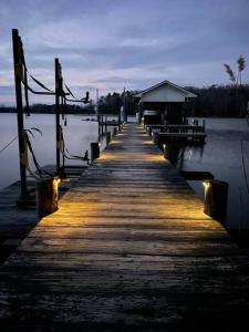 Luxury Modern Waterfront Retreat