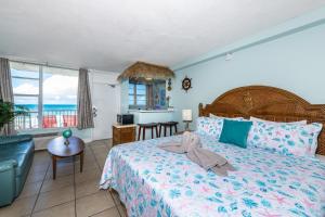Direct Oceanfront Private Balcony Tiki King bed