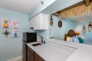 Direct Oceanfront Private Balcony Tiki King bed