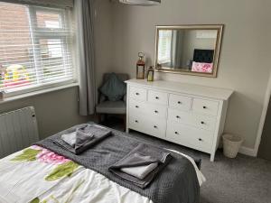 Modern 2BR Flat in Sale - Peaceful Stay in M33 - Great Transport Links