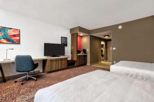 Queen Room with Two Queen Beds and Accessible Tub - Mobility Access room in Hilton Garden Inn Bel Air Md