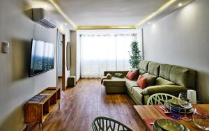 Leo Home- bright & centric 3 bedrooms apartment with private parking inside