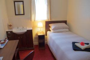 Basic Single Room with Shared Bathroom room in Landguard House