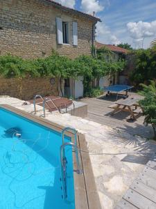 Maisons de vacances Nid Charentais Angouleme pool jacuzzi : Maison 5 Chambres