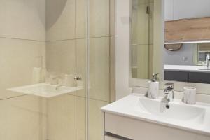 Ellipse Waterfall 31015