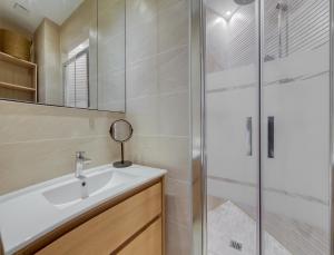 Champs Élysées 1BR Prime Location renovated