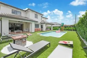 Experience Miami's Bongo's House Private Pool and Game Room Luxury Rental L54 - Country Walk