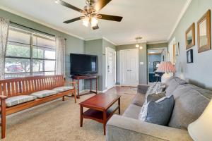 20 Mi to Austin Texas Farmhouse on 10 Acres