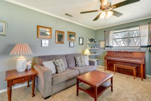 20 Mi to Austin Texas Farmhouse on 10 Acres