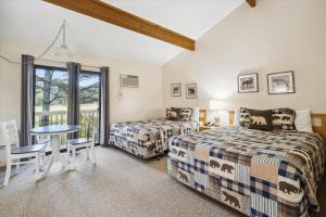 Cedarbrook Deluxe Two Bedroom Suite with outdoor heated pool 21202