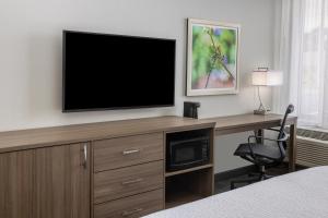 King Room with Mobility/Hearing Access and Bathtub with Garb Bars -  Non- Smoking room in La Quinta Inn & Suites by Wyndham Valdosta