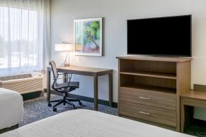Queen Room with Mobility/Hearing Access and Bathtub with Grab Bar -  Non-Smoking room in La Quinta Inn & Suites by Wyndham Valdosta