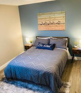 Pensa-Cozy Downtown bungalow, w backyard oasis!