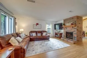 Family-Friendly Broken Arrow Retreat with Yard! - بروكن أرو