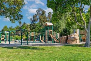 Remodeled Boho 2 Bed Near Zoo and Downtown