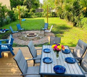 Pensa-Cozy Downtown bungalow, w backyard oasis!