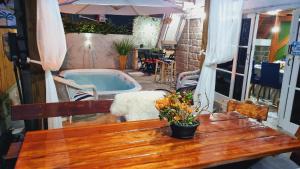 Chalé com piscina perto do mar